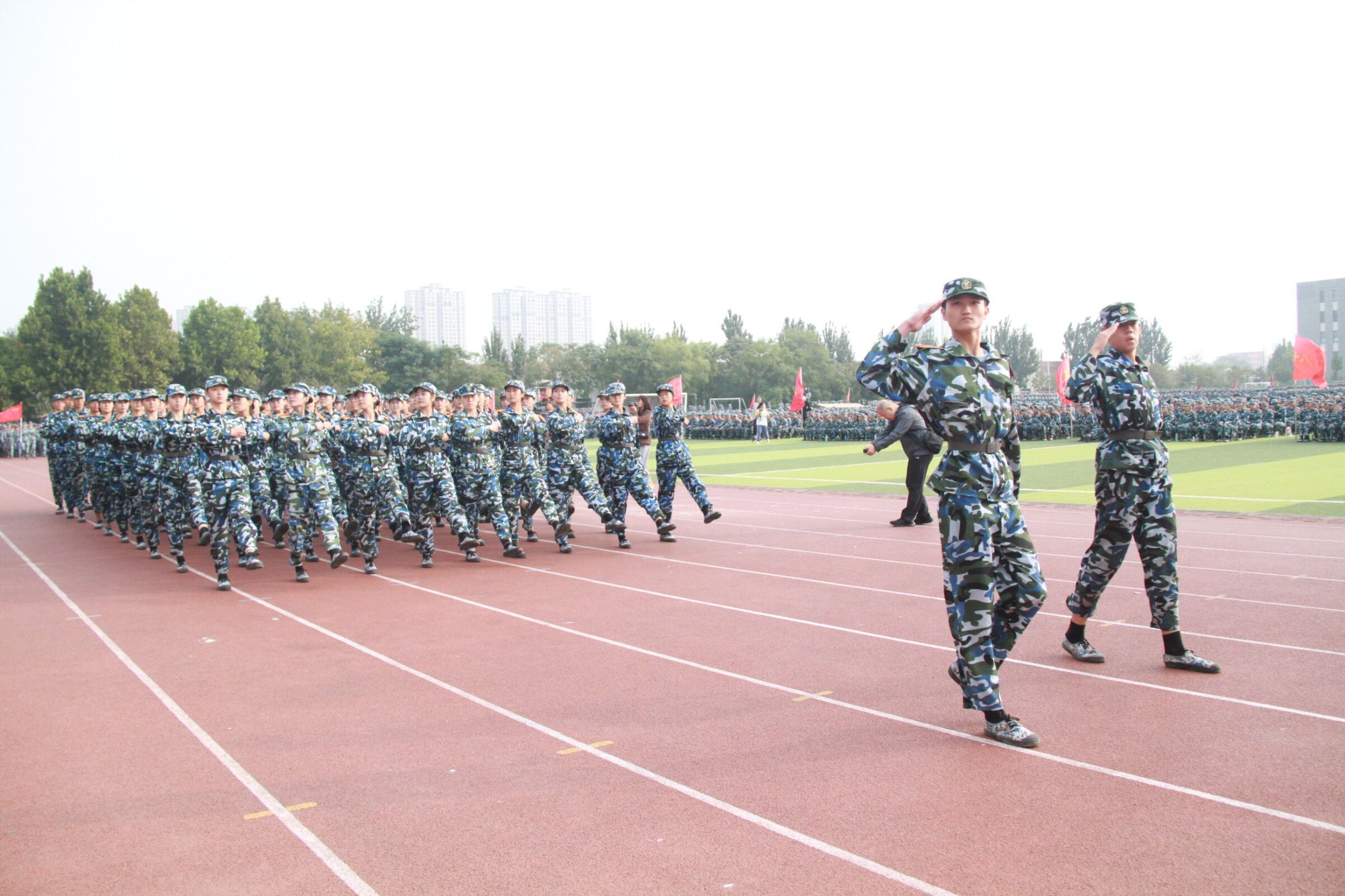 商学院2020级新生参加军训汇报表演